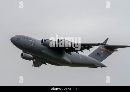 Boeing C17A Globemaster III mit dem 15. Flügel der US-Luftwaffe und dem 154. Flügel der Hawaii Air National Guard hebt vom Naval Air Facility, dem Atsugi Airbase in Kanagawa, ab. (Foto von Damon Coulter / SOPA Images/Sipa USA) Stockfoto