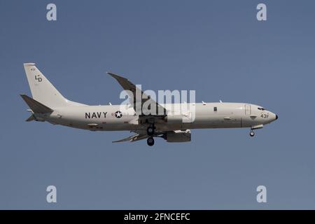 Eine Boeing P-8A Poseidon, ein Mehrzweck-Seeflugzeug mit der US Navy Patrol Squadron 10 (VP-10), die den Spitznamen „Red Lancers“ trägt, fliegt in der Nähe der Naval Air Facility in Kanagawa. (Foto von Damon Coulter / SOPA Images/Sipa USA) Stockfoto