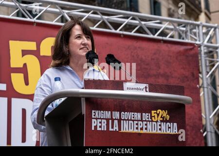 Barcelona, Spanien. Mai 2021. Elisenda Paluzie, Präsidentin von Assemblea Nacional Catalana (ANC), wird während ihrer Rede gesehen.Hunderte von Demonstranten, die von der Unabhängigkeitsorganisation Assemblea Nacional Catalana (ANC) beschworen wurden, versammelten sich auf der Plaza Sant Jaume, um eine Regierungsvereinbarung zwischen den für die Unabhängigkeit einwirkenden politischen Kräften zu fordern, die 52% der Wähler repräsentieren. (Foto von Paco Freire/SOPA Images/Sipa USA) Quelle: SIPA USA/Alamy Live News Stockfoto