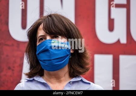 Barcelona, Spanien. Mai 2021. Elisenda Paluzie, Präsidentin von Assemblea Nacional Catalana (ANC), wird während ihrer Rede gesehen.Hunderte von Demonstranten, die von der Unabhängigkeitsorganisation Assemblea Nacional Catalana (ANC) beschworen wurden, versammelten sich auf der Plaza Sant Jaume, um eine Regierungsvereinbarung zwischen den für die Unabhängigkeit einwirkenden politischen Kräften zu fordern, die 52% der Wähler repräsentieren. (Foto von Paco Freire/SOPA Images/Sipa USA) Quelle: SIPA USA/Alamy Live News Stockfoto