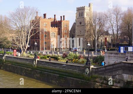 London, Großbritannien: Blick auf den Lambeth Palace am Südufer der Themse Stockfoto