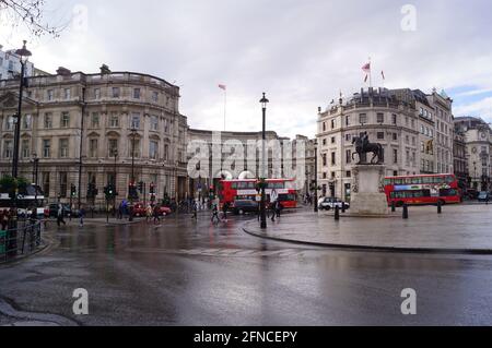 London, Großbritannien: Blick auf den Trafalgar Square mit Admiralty Arch im Hintergrund Stockfoto