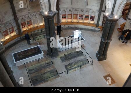 Ein Blick von oben auf das Innere der Temple Church, in London, Großbritannien: Die runde Kirche und die Gräber Stockfoto