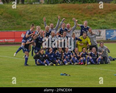 Andernach, Deutschland. Mai 2021. SG 99 Andernach feiert den vorzeitigen Abstieg nach dem 2. Damen-Bundesliga-Spiel zwischen SG 99 Andernach und FC Wuerzburger Kickers im Andernach-Stadion in Andernach. Kredit: SPP Sport Pressefoto. /Alamy Live News Stockfoto