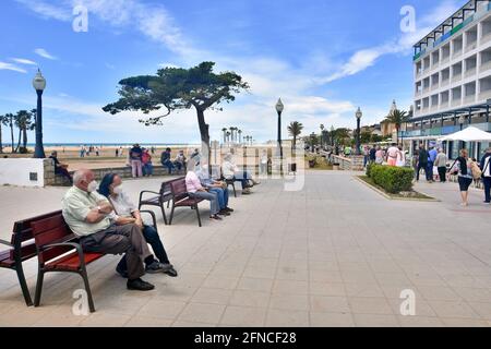 Vendrell, Spanien. Mai 2021. Senioren gesehen sitzen auf der Straße mit einem Gesichtsmasken und sitzen in sozialer Distanz zum Schutz vor Covid-19 in Vendrell. Seit dem 9. Mai hat die Regierung das Ende des Alarmzustands in Spanien beschlossen, die Menschen kehren vor der Pandemie in den Zustand der Normalität zurück. Restaurants, Handel, Tourismus und das tägliche Leben gehen mit präventiven Maßnahmen wie dem Tragen von Masken und der Wahrung sozialer Distanzierung weiter. Kredit: SOPA Images Limited/Alamy Live Nachrichten Stockfoto