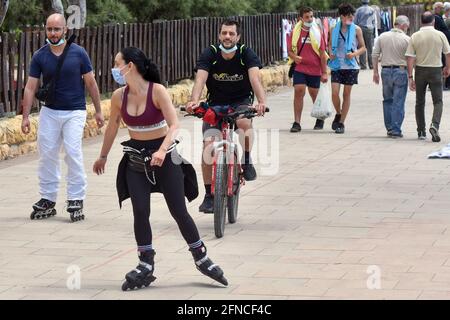 Vendrell, Spanien. Mai 2021. Mehrere Menschen tragen Gesichtsmasken als vorbeugende Maßnahme gegen Covid-19 Skaten, gehen und nutzen das Fahrrad in Vendrell seit dem 9. Mai hat die Regierung das Ende des Alarmzustands in Spanien verhängt, die Menschen kehren zum Zustand der Normalität vor der Pandemie zurück. Restaurants, Handel, Tourismus und das tägliche Leben gehen mit präventiven Maßnahmen wie dem Tragen von Masken und der Wahrung sozialer Distanzierung weiter. Kredit: SOPA Images Limited/Alamy Live Nachrichten Stockfoto