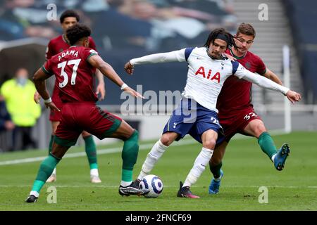 Tottenham Hotspur Stadium, London, Großbritannien. Mai 2021. English Premier League Football, Tottenham Hotspur gegen Wolverhampton Wanderers; DELE Alli von Tottenham Hotspur unter dem Druck von Leander Dendoncker und Adama Traore von Wolverhampton Wanderers Credit: Action Plus Sports/Alamy Live News Stockfoto