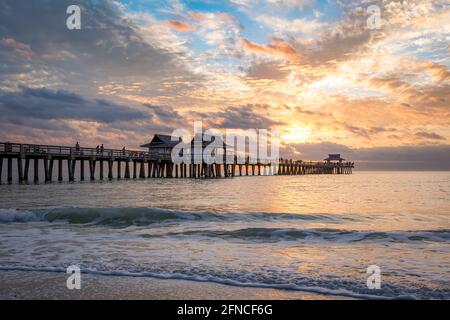 Abend über den Naples Pier und den Golf von Mexiko, Neapel, Florida, USA Stockfoto