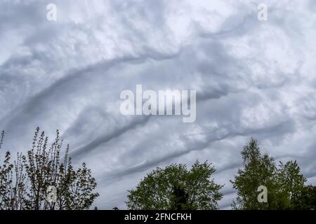 Atemberaubende Asperatus Wolkenformationen am Himmel direkt vor einem Gewitter Stockfoto