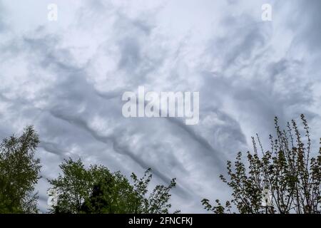 Atemberaubende Asperatus Wolkenformationen am Himmel direkt vor einem Gewitter Stockfoto