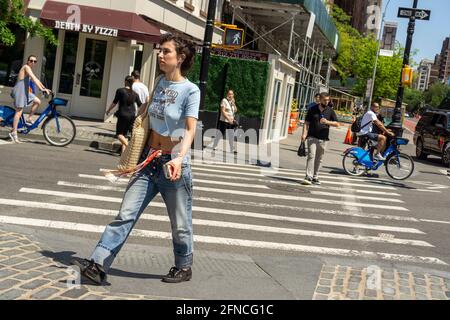 Maskenlose Menschen im Meatpacking District in New York am Samstag, den 15. Mai 2021.das CDC hat neue Richtlinien veröffentlicht, die es vollständig geimpften Personen erlauben, an großen oder kleinen Aktivitäten im Innen- und Außenbereich teilzunehmen, ohne eine Maske oder soziale Distanzierung zu tragen. (ÂPhoto von Richard B. Levine) Stockfoto