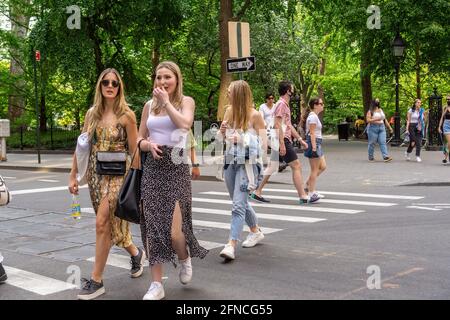 Maskierte und maskenlose Menschen verlassen am Samstag, den 15. Mai 2021, den Washington Square Park in New York.das CDC hat neue Richtlinien veröffentlicht, die es vollständig geimpften Personen erlauben, an großen oder kleinen Aktivitäten im Innen- und Außenbereich teilzunehmen, ohne eine Maske oder soziale Distanzierung zu tragen. (Foto von Richard B. Levine) Stockfoto