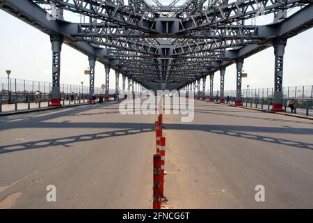 Kalkutta. Mai 2021. Das am 16. Mai 2021 aufgenommene Foto zeigt eine verlassene Ansicht der Howrah-Brücke, als der westbengalische Staat eine 15-tägige Sperre beginnt, um die Ausbreitung von COVID-19 in Kalkutta, Indien, einzudämmen. Quelle: Str/Xinhua/Alamy Live News Stockfoto