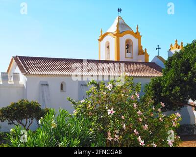 Kirche von Luz an der Küste der Algarve in Portugal Stockfoto