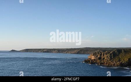 Wunderschöner Blick auf die Küste mit felsigen Klippen, die sich bis zum Horizont erstrecken Stockfoto