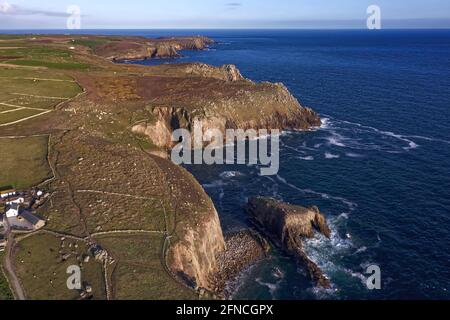 Wunderschöne Luftaufnahme von Klippen und zerklüfteter Küste am Lands End in Cornwall, England Stockfoto