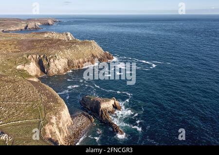 Wunderschöne Klippen, zerklüftete Küste und blaues, ruhiges Meer an einem Sommertag Stockfoto