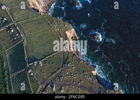 Ungewöhnliche Luftaufnahme Blick auf dramatische Klippen, abstraktes Hintergrundfoto Stockfoto