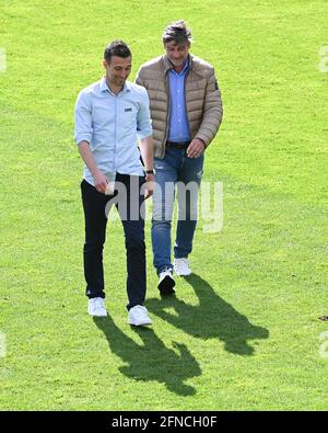 Karlsruhe, Deutschland. 16. Mai 2021. Von links nach rechts Trainer Christian Eichner (KSC), Sportdirektor Oliver Kreuzer (KSC). GES/Football/2. Bundesliga: Karlsruher SC - Holstein Kiel, 16. Mai 2021 Fußball: 2. Liga: Karlsruher Sport-Club vs Holstein Kiel, Karlsruhe, 16. Mai 2021 zur weltweiten Nutzung Credit: dpa/Alamy Live News Stockfoto