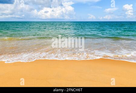 Schöner Strand und Meer mit Blue Sky Hintergrund am Mai Khao Beach Phuket, Thailand. Sonniger Tag Reisezeitkonzept. Stockfoto