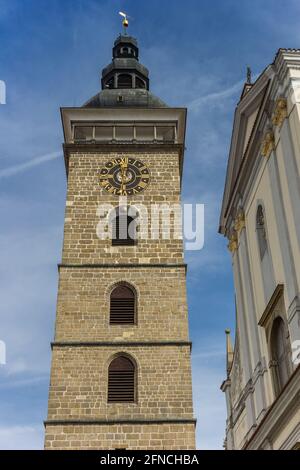 Schwarzer Turm und Fassade der Kathedrale in Ceske Budejovice, Tschechische Republik Stockfoto