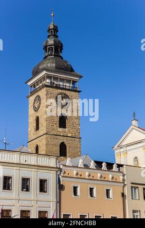 Historischer schwarzer Turm auf dem zentralen Marktplatz von Ceske Budejovice, Tschechische Republik Stockfoto