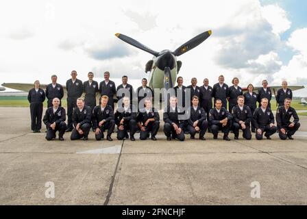 Royal Air Force Battle of Britain Memorial Flight, BBMF, 2010-köpfiges Team, das vor einer Spitfire aus dem zweiten Weltkrieg posiert. Center ist OC Sqn. Ldr. Ian Smith Stockfoto