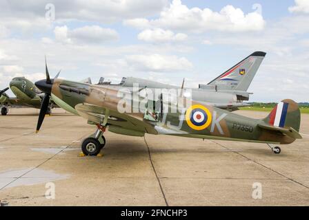 Royal Air Force, RAF, Battle of Britain Memorial Flight Vickers Supermarine Spitfire IIa P7350 mit dem frühen Eurofighter Typhoon Jet Fighter Stockfoto
