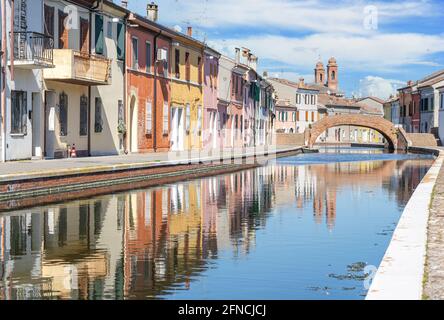 Comacchio wird wegen der Kanäle und der Architektur oft mit Venedig verglichen und zeigt eine der charakteristischsten alten Städte der Emilia Romagna Stockfoto