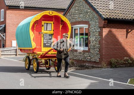 Freddy Coleman trägt seinen antiken Pferdewagen, der auf der Suche nach einem Geschäft ist, das gemalte Hufeisen in Bacton, Norfolk, England, Großbritannien verkauft Stockfoto