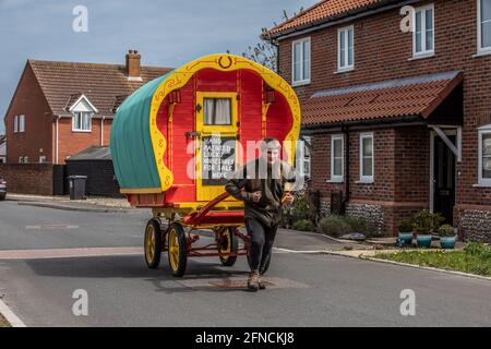 Freddy Coleman trägt seinen antiken Pferdewagen, der auf der Suche nach einem Geschäft ist, das gemalte Hufeisen in Bacton, Norfolk, England, Großbritannien verkauft Stockfoto