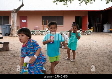 Laredo, Usa. Mai 2021. Kinder spielen im Holding Center. Der Holding Community Service bietet Unterkunft, Nahrung und Covid19-Tests bei der Ankunft von Migrantenfamilien im Zentrum. Nach inoffiziellen Schätzungen sind seit Februar 2021 rund 200,000 Migranten entlang der südlichen Grenze in die Vereinigten Staaten eingedrangen. Kredit: SOPA Images Limited/Alamy Live Nachrichten Stockfoto