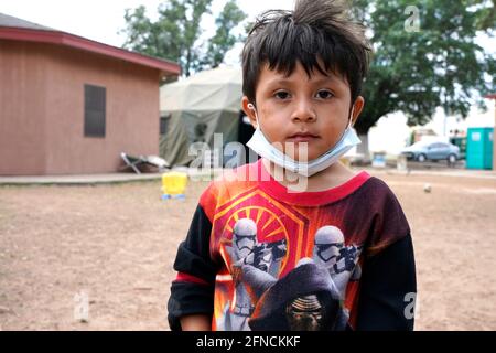 Laredo, Usa. Mai 2021. Ein Kind im Holding Center gesehen. Der Holding Community Service bietet Unterkunft, Nahrung und Covid19-Tests bei der Ankunft von Migrantenfamilien im Zentrum. Nach inoffiziellen Schätzungen sind seit Februar 2021 rund 200,000 Migranten entlang der südlichen Grenze in die Vereinigten Staaten eingedrangen. Kredit: SOPA Images Limited/Alamy Live Nachrichten Stockfoto