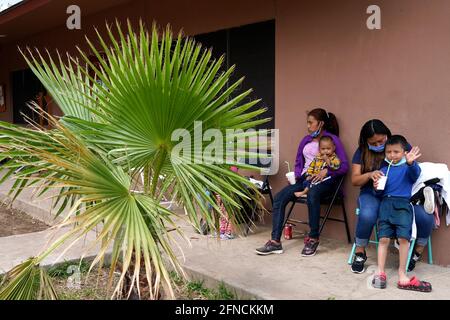 Laredo, Usa. Mai 2021. Migrantenfamilien werden im Holdingzentrum gesehen. Der Holding Community Service bietet Unterkunft, Nahrung und Covid-Tests bei der Ankunft von Migrantenfamilien im Zentrum. Nach inoffiziellen Schätzungen sind seit Februar 2021 rund 200,000 Migranten entlang der südlichen Grenze in die Vereinigten Staaten eingedrangen. Kredit: SOPA Images Limited/Alamy Live Nachrichten Stockfoto