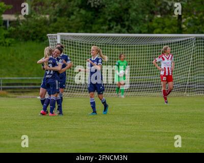 Andernach, Deutschland. Mai 2021. SG 99 Andernach feiert während der 2 ihr zweites Tor. Damen-Bundesliga-Spiel zwischen SG 99 Andernach und FC Wuerzburger Kickers im Andernach-Stadion in Andernach. Kredit: SPP Sport Pressefoto. /Alamy Live News Stockfoto