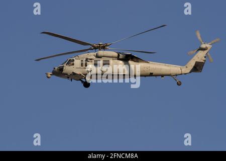 Ein Sikorsky SH-60 Seahawk Hubschrauber mit der US Navy Amphibious Assault Carrier, USS America (LHA-6) wurde in Kanagawa geflogen. Stockfoto