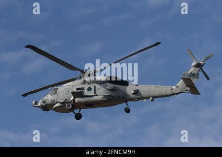 Ein Sikorsky MH-60R Seahawk Hubschrauber mit dem Hubschrauber Maritime Strike Squadron (HSM-51, bekannt als die war Lords fliegt aus der Naval Air Facility in Kanagawa. Stockfoto