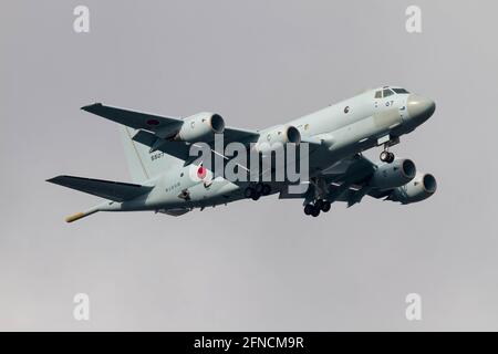 Ein Kawasaki P1 Maritime Patrouillenflugzeug mit der japanischen Maritime Self Defense Force (JMSDF) Air Squadron 3 fliegt in der Nähe der Naval Air Facility in Kanagawa. Stockfoto