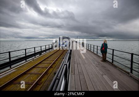 Southend on Sea Essex England 15. Mai 2021 der Sir William Heygate Zug auf dem Pier, benannt nach dem ehemaligen Oberbürgermeister von London. Er führte auch die Publi an Stockfoto