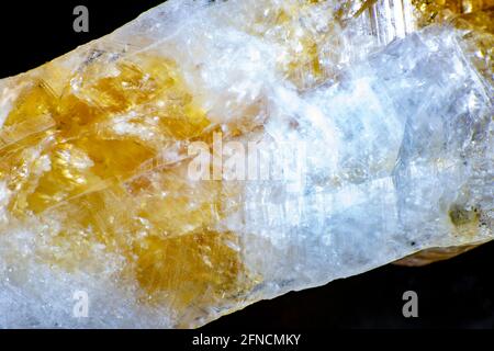 Makroaufnahmen von Natursteinproben. Rohkristall aus Citrin-gelbem Quarz-Edelstein aus Brasilien. Schimmernder goldfarbener Hintergrund. Hochwertige Fotos Stockfoto