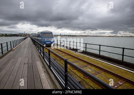 Southend on Sea Essex England 15. Mai 2021 der Sir William Heygate Zug auf dem Pier, benannt nach dem ehemaligen Oberbürgermeister von London. Er führte auch die Publi an Stockfoto