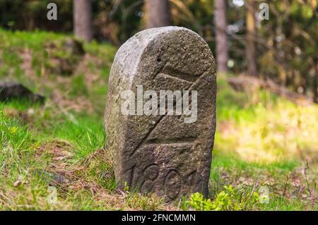 Buchstabe Z auf Grenzstein im Zittauer Gebirge graviert Stockfoto