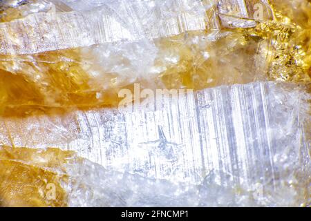 Makroaufnahmen von Natursteinproben. Rohkristall aus Citrin-gelbem Quarz-Edelstein aus Brasilien. Schimmernder goldfarbener Hintergrund. Hochwertige Fotos Stockfoto
