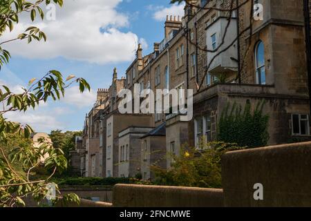 Die Rückseite einer Gruppe von Häusern in der Stadt Bath, England. Stockfoto