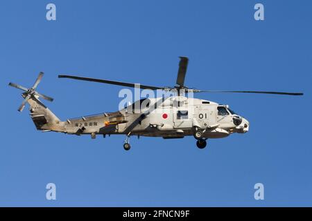 Yamato, Japan. Januar 2020. Ein Hubschrauber der japanischen Selbstverteidigungskräfte (JMSDF), Mitsubishi SH-60J Seahawk, fliegt in der Nähe der Naval Air Facility in Kanagawa. Quelle: Damon Coulter/SOPA Images/ZUMA Wire/Alamy Live News Stockfoto