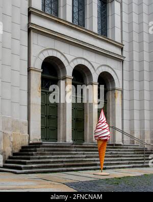 Übergroße Eiscreme oder Eisbecher-Kegel vor dem Eintrag der Johanniskirche Werbung für Erfrischungsverkäufer in der Nähe Stockfoto