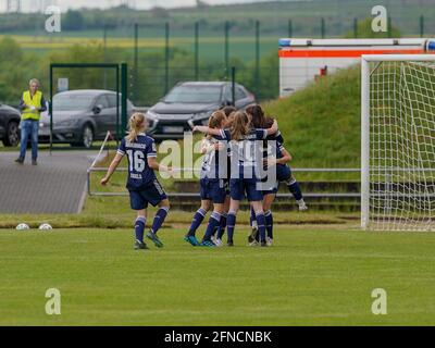 Andernach, Deutschland. Mai 2021. SG 99 Andernach feiert ihr drittes Tor während der 2. Damen-Bundesliga-Spiel zwischen SG 99 Andernach und FC Wuerzburger Kickers im Andernach-Stadion in Andernach. Kredit: SPP Sport Pressefoto. /Alamy Live News Stockfoto