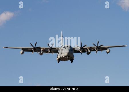 Yamato, Japan. Januar 2020. Ein Lockheed C-130J Hercules-Flugzeug mit der US Marines Aerial Betanking Transport Squadron 152 (VMGR-152), bekannt als die ''Sumos''', landet in der Naval Air Facility in Kanagawa. Quelle: Damon Coulter/SOPA Images/ZUMA Wire/Alamy Live News Stockfoto