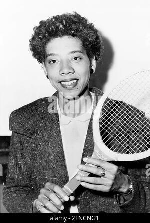 Althea Gibson. Porträt des amerikanischen Tennisspielers Althea Neale Gibson (1927-2003) im Jahr 1956. Foto von Fred Palumbo. Stockfoto