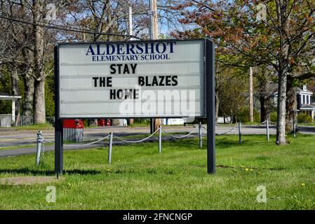 BLEIBEN SIE DAS BLAZES HEIMSCHILD an der Sekundarschule in Nova Scotia Kanada Stockfoto